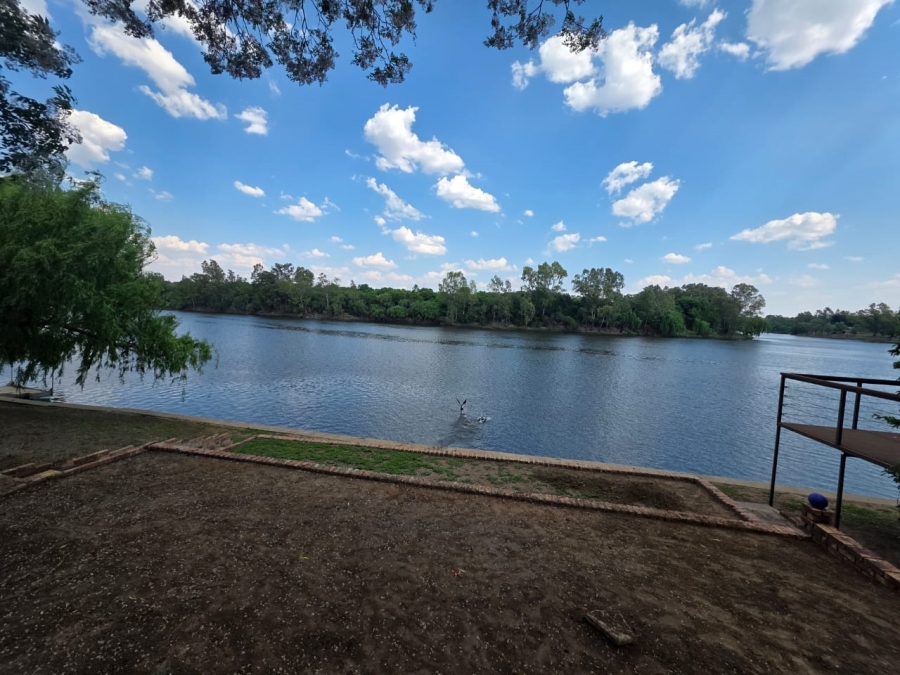 4 Bedroom Property for Sale in Lindequesdrif North West